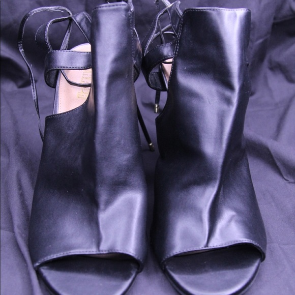 Women Heels - Picture 1 of 3